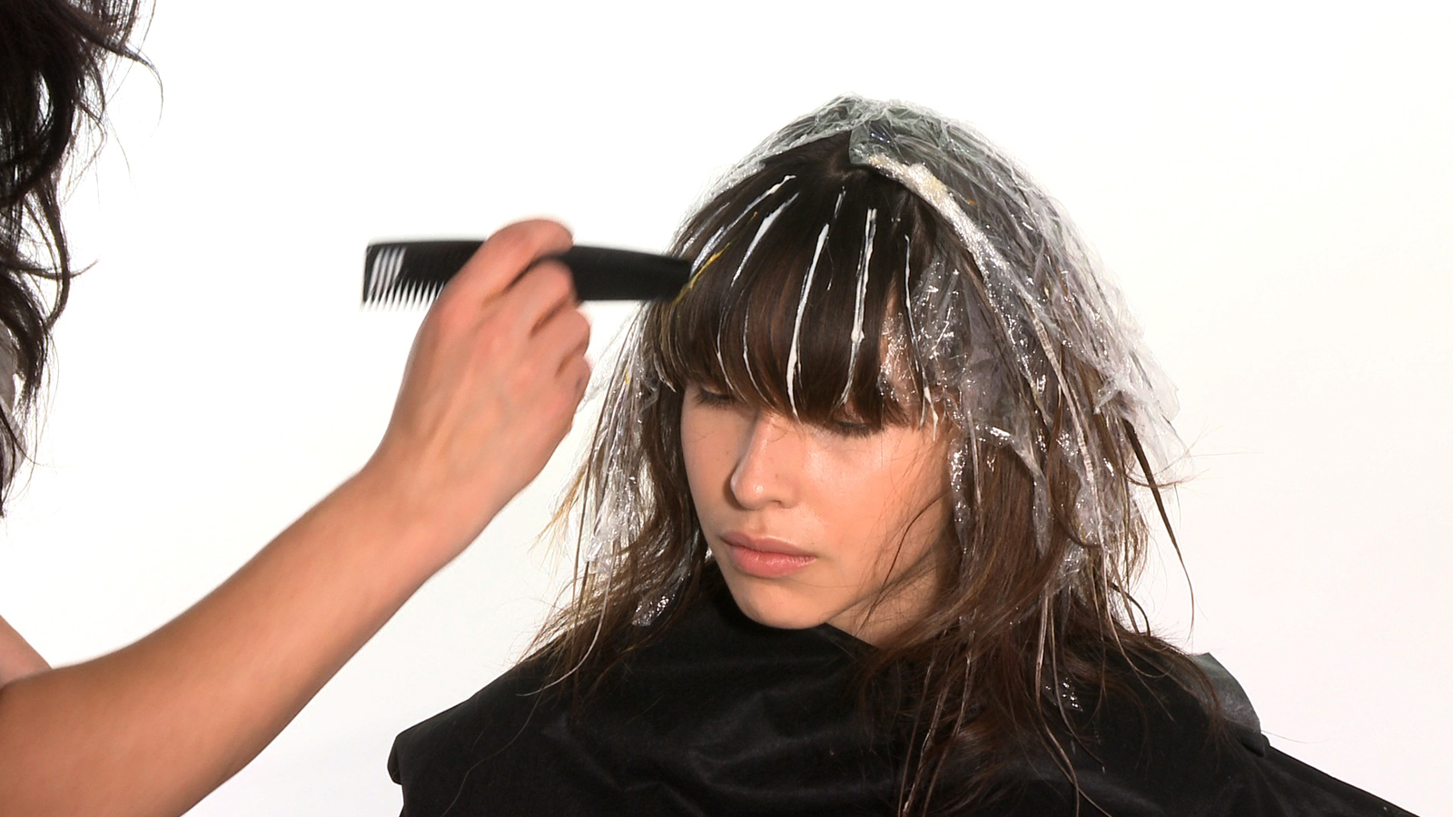 Protect your balayage lightener from drying out with either foil, meche, cling film or highlighting strips